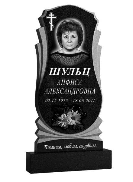 Гранитный памятник с резными складками
